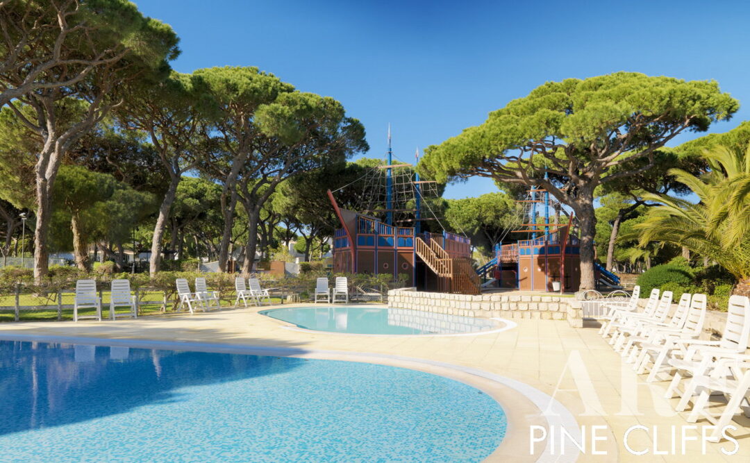 <em>Piscinas exteriores do Pine Cliffs</em><br>O Pine Cliffs Resort dispõe de uma bela piscina exterior para relaxamento e diversão dos hóspedes, complementada por uma piscina dedicada às crianças para garantir uma experiência familiar segura e agradável.