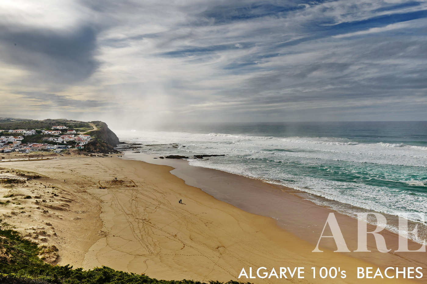 O inverno na Praia de Monte Clérigo no Algarve, Portugal apresenta um ambiente tranquilo. A praia meia-lua é cercada por uma pitoresca vila de casas, oferecendo um cenário panorâmico para uma caminhada rápida ao longo da costa.