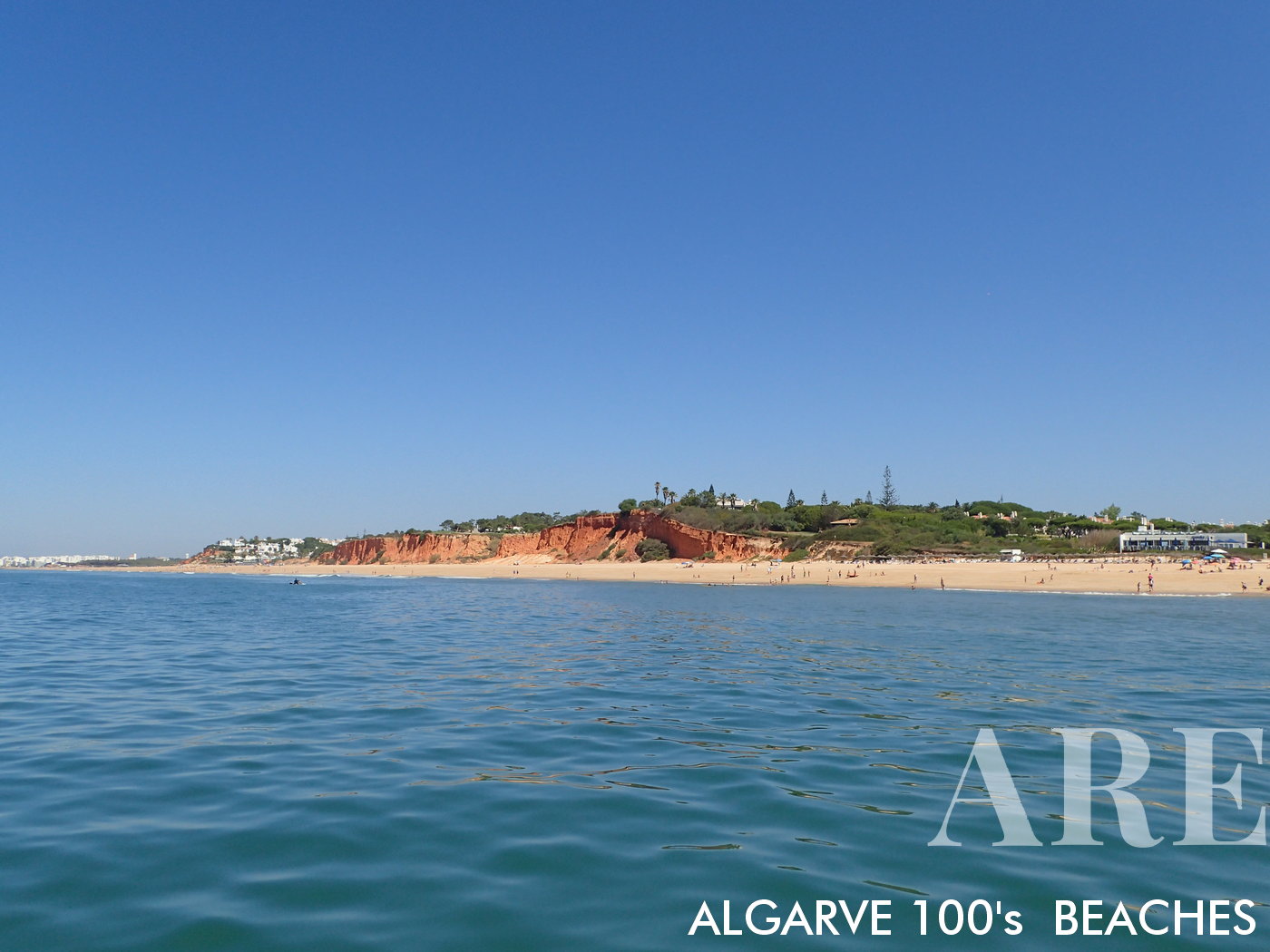 As praias do Garrão e do Ancão são duas das joias escondidas do Algarve, aninhadas entre as áreas movimentadas da Quinta do Lago e Vale do Lobo. Ambas as praias possuem areia dourada e águas cristalinas e azuis, proporcionando um cenário idílico para os banhistas relaxarem e aproveitarem o sol.